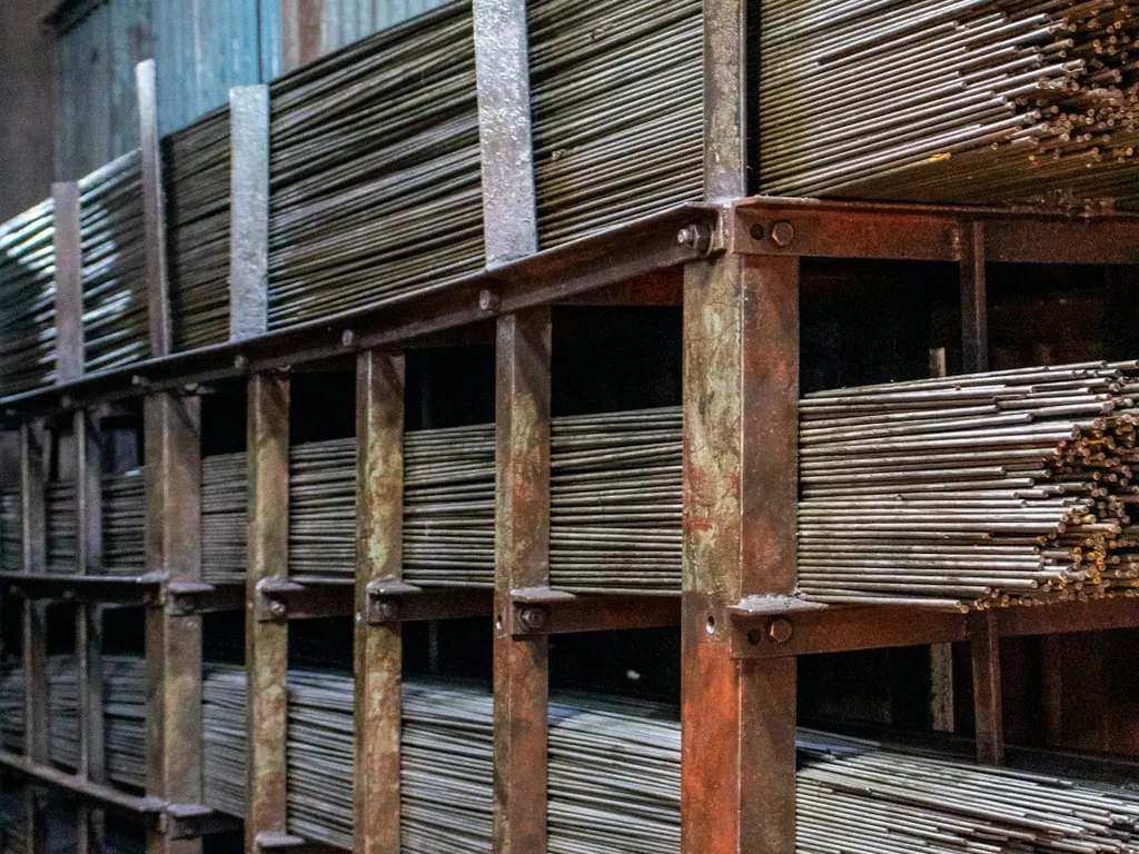 Material metálico almacenado en racks